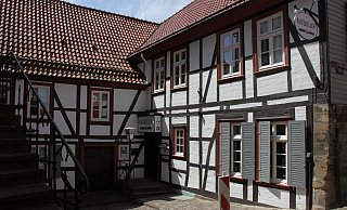 An der Seite des historischen Rathauses Zwischen den Städten sind in Warburg wieder Gäste im Restaurant „Ratskeller“ willkommen. - Dieter Scholz An der Seite des historischen Rathauses Zwischen den Städten sind in Warburg wieder Gäste im Restaurant „Ratskeller“ willkommen. - Dieter Scholz