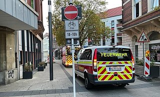 Kräfte der Feuerwehr sind vor Ort. - Nadine Schwan Kräfte der Feuerwehr sind vor Ort. - Nadine Schwan