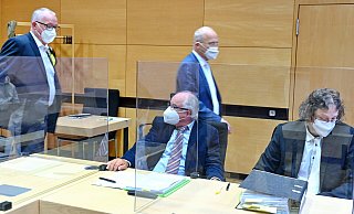 Wolfgang Brinkmann (links) war wegen Betrugs und Untreue angeklagt, Wolfgang Gottschlich (sitzend) wegen Beihilfe. Holger Rostek (rechts) vertrat Brinkmann im Prozess. - BARBARA FRANKE Wolfgang Brinkmann (links) war wegen Betrugs und Untreue angeklagt, Wolfgang Gottschlich (sitzend) wegen Beihilfe. Holger Rostek (rechts) vertrat Brinkmann im Prozess. - BARBARA FRANKE