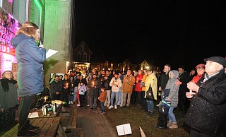 Saskia Hemminghaus vom CVJM Rahden begrüßte bis zu 100 Menschen bei der ersten Mahnwache am Gemeindehaus Rahden. - Joern Spreen-Ledebur Saskia Hemminghaus vom CVJM Rahden begrüßte bis zu 100 Menschen bei der ersten Mahnwache am Gemeindehaus Rahden. - Joern Spreen-Ledebur
