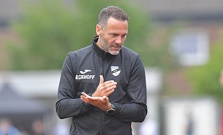 Alexander Ende konnte in den ersten knapp zwei Wochen als Trainer des SC Verl seine Stimme nicht schonen. Um den Spielern seine eigenen Ideen vom Fußball zu vermitteln, waren auf dem Trainingsplatz viele Anweisungen nötig. - Jens Dünhölter Alexander Ende konnte in den ersten knapp zwei Wochen als Trainer des SC Verl seine Stimme nicht schonen. Um den Spielern seine eigenen Ideen vom Fußball zu vermitteln, waren auf dem Trainingsplatz viele Anweisungen nötig. - Jens Dünhölter