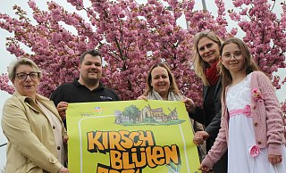 Klaudia Engelage, Yannik Nuffer, Stefanie Boss, Daniela Dembert (alle Kultur- und Verkehrsverein) und Kirschblütenfee Laura Rogischinski präsentieren das Programm für das Kirschblütenfest. - Jan-Henrik Gerdener Klaudia Engelage, Yannik Nuffer, Stefanie Boss, Daniela Dembert (alle Kultur- und Verkehrsverein) und Kirschblütenfee Laura Rogischinski präsentieren das Programm für das Kirschblütenfest. - Jan-Henrik Gerdener