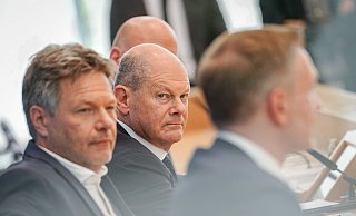 Bundeskanzler Olaf Scholz (SPD, M.), Robert Habeck (l, Bündnis 90/Die Grünen), Bundesminister für Wirtschaft und Klimaschutz, und Christian Lindner (FDP), Bundesminister der Finanzen. - Kay Nietfeld/dpa Bundeskanzler Olaf Scholz (SPD, M.), Robert Habeck (l, Bündnis 90/Die Grünen), Bundesminister für Wirtschaft und Klimaschutz, und Christian Lindner (FDP), Bundesminister der Finanzen. - Kay Nietfeld/dpa
