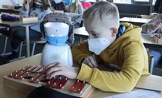 Luis (r.) erklärt seinem Mitschüler Killian die Aufgabe mit der Tonleiter. Killian ist derzeit im Krankenhaus, kann sich aber über einen Avatar jederzeit zum Unterricht dazu schalten. Der Avatar trägt seine Mütze, die Maske darf auch nicht fehlen. - Birgit Guhlke Luis (r.) erklärt seinem Mitschüler Killian die Aufgabe mit der Tonleiter. Killian ist derzeit im Krankenhaus, kann sich aber über einen Avatar jederzeit zum Unterricht dazu schalten. Der Avatar trägt seine Mütze, die Maske darf auch nicht fehlen. - Birgit Guhlke