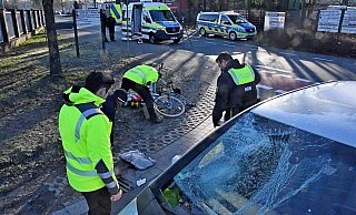 Die Radfahrerin wurde an der Unfallstelle behandelt und anschließend in die Spezialklinik Gilead I nach Bielefeld-Bethel gebracht. Wie die Polizei Gütersloh jetzt mitteilt, ist sie am Donnerstag gestorben. - Andreas Eickhoff Die Radfahrerin wurde an der Unfallstelle behandelt und anschließend in die Spezialklinik Gilead I nach Bielefeld-Bethel gebracht. Wie die Polizei Gütersloh jetzt mitteilt, ist sie am Donnerstag gestorben. - Andreas Eickhoff