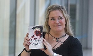 Autorin Anna Baron zeigt ihr erstes eigenes Buch, dass in die Untiefen der menschlichen Seele entführt. - Jörg Stuke Autorin Anna Baron zeigt ihr erstes eigenes Buch, dass in die Untiefen der menschlichen Seele entführt. - Jörg Stuke
