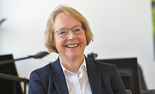 Christine Lang, Juristin, Kämmerin, Beigeordnete, wechselt nach 35 Jahren im Gütersloher Rathaus in den Ruhestand. Das Bewerbungsverfahren für ihre Nachfolge läuft. - Jens Dünhölter Christine Lang, Juristin, Kämmerin, Beigeordnete, wechselt nach 35 Jahren im Gütersloher Rathaus in den Ruhestand. Das Bewerbungsverfahren für ihre Nachfolge läuft. - Jens Dünhölter