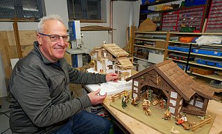 Krippenbau ist das große Hobby von Reinhold Vonderheide. Er zeigt seine Krippenkunst auch beim Nikolausmarkt in Hövelhof am kommenden Wochenende. - © 2023 Verkehrsverein Hövelhof. Alle Inhalte uerberrechtlich geschützt. Krippenbau ist das große Hobby von Reinhold Vonderheide. Er zeigt seine Krippenkunst auch beim Nikolausmarkt in Hövelhof am kommenden Wochenende. - © 2023 Verkehrsverein Hövelhof. Alle Inhalte uerberrechtlich geschützt.