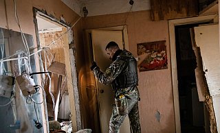 Ein ukrainischer Soldat sucht am 6. April mit seiner Taschenlampe nach Überlebenden und Sprengfallen in einem zerstörten Wohnhaus in Borodjanka. - Alex Chan Ein ukrainischer Soldat sucht am 6. April mit seiner Taschenlampe nach Überlebenden und Sprengfallen in einem zerstörten Wohnhaus in Borodjanka. - Alex Chan