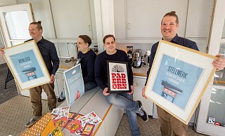 Maximilian Mann (Mitte) stellt seine Mini-Galerie dem Grafikdesigner Olivier Kleine zur Verfügung. - Niklas Tüns Maximilian Mann (Mitte) stellt seine Mini-Galerie dem Grafikdesigner Olivier Kleine zur Verfügung. - Niklas Tüns