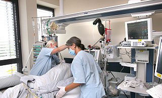 Aud den Intensivstationen ist das Personal auch weiterhin physisch und psychsich stark belastet. - Frank-Michael Kiel-Steinkamp Aud den Intensivstationen ist das Personal auch weiterhin physisch und psychsich stark belastet. - Frank-Michael Kiel-Steinkamp