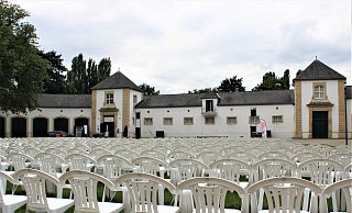 Im Marstallinnenhof am Schloss Neuhaus werden am Sonntag zwölf Filme im Rahmen des Filmfestivals gezeigt. - Wiebke Wellnitz Im Marstallinnenhof am Schloss Neuhaus werden am Sonntag zwölf Filme im Rahmen des Filmfestivals gezeigt. - Wiebke Wellnitz