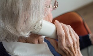 Im Frühjahr 2020 gab es vorübergehend nur telefonischen Kontakt. Aber viele Ältere hören schlecht. Das heißt: Kein Input, keine Gespräche. - Pixabay (Symbolbild) Im Frühjahr 2020 gab es vorübergehend nur telefonischen Kontakt. Aber viele Ältere hören schlecht. Das heißt: Kein Input, keine Gespräche. - Pixabay (Symbolbild)