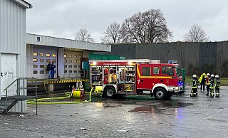 Auf dem Gelände des Bünting-Zentrallagers an der Straße Eichfeld löschte die Feuerwehr Salzkotten am Samstagmorgen einen brennenden Großraum-Presscontainer. - Ralph Meyer Auf dem Gelände des Bünting-Zentrallagers an der Straße Eichfeld löschte die Feuerwehr Salzkotten am Samstagmorgen einen brennenden Großraum-Presscontainer. - Ralph Meyer