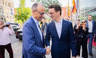 Angespanntes Verhältnis: CDU-Chef Friedrich Merz (l.) und NRW-Ministerpräsident Hendrik Wüst. - Christoph Soeder Angespanntes Verhältnis: CDU-Chef Friedrich Merz (l.) und NRW-Ministerpräsident Hendrik Wüst. - Christoph Soeder