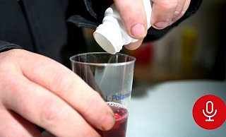 In das Wasserglas des Opfers soll nach Ansicht des Gerichts die Ehefrau eine tödliche Giftmischung – unter anderem aus dem Heroin-Ersatzstoff Methadon – gekippt haben. - Sarah Jonek In das Wasserglas des Opfers soll nach Ansicht des Gerichts die Ehefrau eine tödliche Giftmischung – unter anderem aus dem Heroin-Ersatzstoff Methadon – gekippt haben. - Sarah Jonek