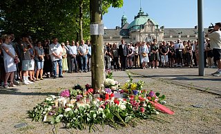 Im Kurpark von Bad Oeynhausen versammelten sich rund 700 Menschen, um dem 20-Jährigen zu gedenken, der am frühen Sonntagmorgen so brutal zusammengetreten worden war, dass er seinen Verletzungen erlag. Foto: Thorsten Gödecker - Thorsten Gödecker Im Kurpark von Bad Oeynhausen versammelten sich rund 700 Menschen, um dem 20-Jährigen zu gedenken, der am frühen Sonntagmorgen so brutal zusammengetreten worden war, dass er seinen Verletzungen erlag. Foto: Thorsten Gödecker - Thorsten Gödecker