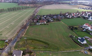 Hier sollen 19 Wohnhäuser entstehen. Links ist die Ellerbuscher Straße zu sehen, am rechten untern Bildrand das Ende der Nordbreite, über die das Wohngebiet erschlossen werden soll. - Wolfhard Jording Hier sollen 19 Wohnhäuser entstehen. Links ist die Ellerbuscher Straße zu sehen, am rechten untern Bildrand das Ende der Nordbreite, über die das Wohngebiet erschlossen werden soll. - Wolfhard Jording