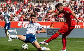 Arminia-Verteidiger Maximilian Großer wirft sich in den Schuss von Ahmet Arslan. - IMAGO/Eibner Arminia-Verteidiger Maximilian Großer wirft sich in den Schuss von Ahmet Arslan. - IMAGO/Eibner