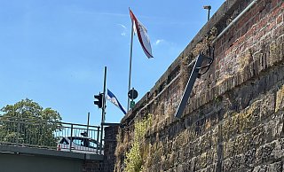 Die Leuchte wurde umgeknickt und baumelt jetzt mehr oder weniger von der Wand. - Ralf T. Mischer Die Leuchte wurde umgeknickt und baumelt jetzt mehr oder weniger von der Wand. - Ralf T. Mischer