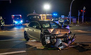 Bei einem Unfall auf der B482 in Porta-Westfalica wurden drei Menschen verletzt. - Feuerwehr Porta/Michael Horst Bei einem Unfall auf der B482 in Porta-Westfalica wurden drei Menschen verletzt. - Feuerwehr Porta/Michael Horst