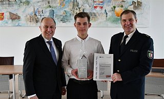 Landrat Christoph Rüther (l.) und Polizeioberrat Andreas Koptik (r.) dankten dem 18-Jährigen Lucas-Matthias Schwarzkopf während einer Courage-Ehrung für seinen Mut. - Kreispolizeibehörde Paderborn Landrat Christoph Rüther (l.) und Polizeioberrat Andreas Koptik (r.) dankten dem 18-Jährigen Lucas-Matthias Schwarzkopf während einer Courage-Ehrung für seinen Mut. - Kreispolizeibehörde Paderborn