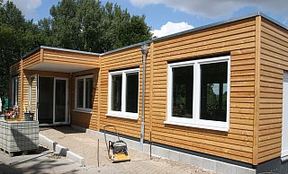 Seit kurzem steht der 146 Quadratmeter große Holzcontainer an der Grundschule in Oldinghausen und soll dort das Platzproblem lösen. Bezugsfertig ist er noch nicht. - Britta Bohnenkamp-Schmidt Seit kurzem steht der 146 Quadratmeter große Holzcontainer an der Grundschule in Oldinghausen und soll dort das Platzproblem lösen. Bezugsfertig ist er noch nicht. - Britta Bohnenkamp-Schmidt