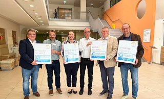 Jörg Isermann (Kreis Höxter, v.l.), Tobias Brüggemann (Facharzt für Hygiene und Umweltmedizin), Barbara Blömer (Kreis Höxter), Michael Rüsenberg (Hygienefachkraft), KHWE-Geschäftsführer Christian Jostes und Jochen Balke (Hygienefachkraft) mit den Hygienesiegeln. - KHWE Jörg Isermann (Kreis Höxter, v.l.), Tobias Brüggemann (Facharzt für Hygiene und Umweltmedizin), Barbara Blömer (Kreis Höxter), Michael Rüsenberg (Hygienefachkraft), KHWE-Geschäftsführer Christian Jostes und Jochen Balke (Hygienefachkraft) mit den Hygienesiegeln. - KHWE