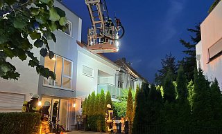 Rund zwei Stunden dauert der Einsatz der Feuerwehr an der Marienfelder Straße in Gütersloh. - Thorsten Heß Rund zwei Stunden dauert der Einsatz der Feuerwehr an der Marienfelder Straße in Gütersloh. - Thorsten Heß