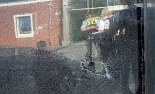 Drei Scheiben der Eurobahn (RB 71) wurden durch Steinwürfe beschädigt. - Polizei Minden-Lübbecke Drei Scheiben der Eurobahn (RB 71) wurden durch Steinwürfe beschädigt. - Polizei Minden-Lübbecke