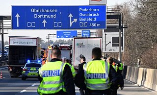 Rettung und Polizei vor Ort. Ein Autobahnunfall auf der A2 bei Bielefeld sorgt derzeit für Stau. - Symbolfoto: Andreas Eickhoff Rettung und Polizei vor Ort. Ein Autobahnunfall auf der A2 bei Bielefeld sorgt derzeit für Stau. - Symbolfoto: Andreas Eickhoff
