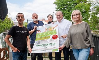 Erdal Ekinci (v. l), Georg Kownatzki, Andreas Jotzo und Ulrike Blucha vom Integrationsrat und Kerstin Fiebig (M., Geschäftsstelle Integrationsrat) stellen den neuen Integrationspreis vor. Im Hintergund ist das Kunstwerk "Melilla Mauerspringer" zu sehen, das auf die Situation an den EU-Außengrenzen hinweist. - Ralf Bittner Erdal Ekinci (v. l), Georg Kownatzki, Andreas Jotzo und Ulrike Blucha vom Integrationsrat und Kerstin Fiebig (M., Geschäftsstelle Integrationsrat) stellen den neuen Integrationspreis vor. Im Hintergund ist das Kunstwerk "Melilla Mauerspringer" zu sehen, das auf die Situation an den EU-Außengrenzen hinweist. - Ralf Bittner