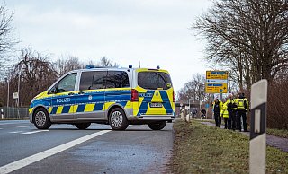 Die Polizei sichert nach dem Unfall in der Nacht zum 23. Januar auf der B239 in Höhe Messezentrum Spuren am Tatort. Eine damals 17-Jährige wurde hier schwer verletzt und bewusstlos liegen gelassen. - Freitag-TV Die Polizei sichert nach dem Unfall in der Nacht zum 23. Januar auf der B239 in Höhe Messezentrum Spuren am Tatort. Eine damals 17-Jährige wurde hier schwer verletzt und bewusstlos liegen gelassen. - Freitag-TV