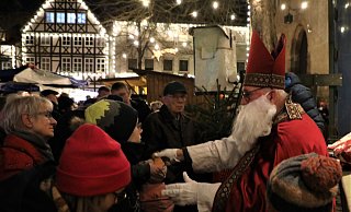 Mein Gott, Ihr seid ja viele: Das sagte der Nikolaus zur Begrüßung und war hocherfreut über die sangesfreudigen Gäste. Dafür gab’s Leckeres als Dank. - Simone Flörke Mein Gott, Ihr seid ja viele: Das sagte der Nikolaus zur Begrüßung und war hocherfreut über die sangesfreudigen Gäste. Dafür gab’s Leckeres als Dank. - Simone Flörke