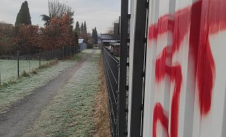 Ein Fuß- und Radweg, der die Bahnhofstraße in Lauenförde mit der Löns- und Meinbrexer Straße verbindet und direkt neben einer Apotheke entlang führt, wurde durch die Polizei abgesperrt. - Svenja Ludwig Ein Fuß- und Radweg, der die Bahnhofstraße in Lauenförde mit der Löns- und Meinbrexer Straße verbindet und direkt neben einer Apotheke entlang führt, wurde durch die Polizei abgesperrt. - Svenja Ludwig