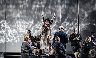 Opulentes Musiktheater: Eine Szene aus der Bielefelder Inszenierung von „Berlin Alexanderplatz“ mit Lou Denès (als Mieze, Mitte) und dem Opernchor. - Bettina Stöß Opulentes Musiktheater: Eine Szene aus der Bielefelder Inszenierung von „Berlin Alexanderplatz“ mit Lou Denès (als Mieze, Mitte) und dem Opernchor. - Bettina Stöß
