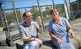 Regine Meinerts kann der aktuellen Gestaltung des Kesselbrinks nicht viel abgewinnen, wie sie im Kesselbrinkgespräch mit NW-Redakteur Stefan Brams deutlich macht. - BARBARA FRANKE Regine Meinerts kann der aktuellen Gestaltung des Kesselbrinks nicht viel abgewinnen, wie sie im Kesselbrinkgespräch mit NW-Redakteur Stefan Brams deutlich macht. - BARBARA FRANKE