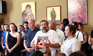 Mehr als 50 Menschen waren am Dienstagabend nach Minden gekommen, um in der griechisch-orthodoxen Kirche in der Videbullenstraße dem 20-jährigen Philipos T. zu gedenken. MT-Foto: - Alex Lehn Mehr als 50 Menschen waren am Dienstagabend nach Minden gekommen, um in der griechisch-orthodoxen Kirche in der Videbullenstraße dem 20-jährigen Philipos T. zu gedenken. MT-Foto: - Alex Lehn