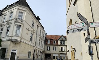 Die Stadt ist unter den derzeitigen Bedingungen nicht interessiert am Kauf des Wohn- und Geschäftshauses an der Radewiger Straße 10 (links). - Natalie Gottwald Die Stadt ist unter den derzeitigen Bedingungen nicht interessiert am Kauf des Wohn- und Geschäftshauses an der Radewiger Straße 10 (links). - Natalie Gottwald