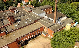Viel Fläche: Die ehemalige Fleisch- und Wurstwarenfabrik von Marten steht seit vielen Jahren leer. Eine Immobilienfirma von Tönnies hat das Areal Anfang 2021 gekauft. - Andreas Frücht Viel Fläche: Die ehemalige Fleisch- und Wurstwarenfabrik von Marten steht seit vielen Jahren leer. Eine Immobilienfirma von Tönnies hat das Areal Anfang 2021 gekauft. - Andreas Frücht