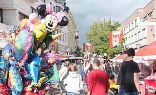 Das Huxori-Stadtfest hat sich in der Reihe der Sonntagsöffnungen in Höxter etabliert. Zu Landesgartenschau sollen drei weitere Sonntagsöffnungen dazu kommen. - Burkhard Battran Das Huxori-Stadtfest hat sich in der Reihe der Sonntagsöffnungen in Höxter etabliert. Zu Landesgartenschau sollen drei weitere Sonntagsöffnungen dazu kommen. - Burkhard Battran
