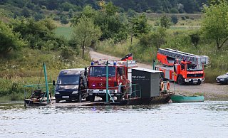 Um ans Ziel zu gelangen mussten die Feuerwehrwagen auch eine ziemlich betagte Ponton-Fähre nutzen. - Ukrainehilfe Delbrück Um ans Ziel zu gelangen mussten die Feuerwehrwagen auch eine ziemlich betagte Ponton-Fähre nutzen. - Ukrainehilfe Delbrück
