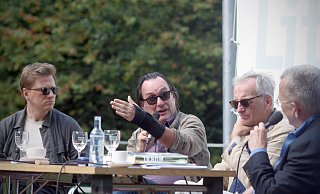 Hanno Sauer (v. l.), Guillaume Paoli und Matthias Bormuth beschäftigen sich ausgiebig mit Ethik und Moral. Im Gespräch mit Moderator Jürgen Keimer suchten sie auf der Naturbühne der Aqua Magica nach Ansätzen für eine Reparatur der Welt. - Felix Eisele Hanno Sauer (v. l.), Guillaume Paoli und Matthias Bormuth beschäftigen sich ausgiebig mit Ethik und Moral. Im Gespräch mit Moderator Jürgen Keimer suchten sie auf der Naturbühne der Aqua Magica nach Ansätzen für eine Reparatur der Welt. - Felix Eisele