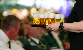 Auf dem Schützenfest ist Trinkfestigkeit gefragt: Wir erklären, wie Sie sich für eine gelungene Feier vorbereiten können. - picture alliance / Fotostand Auf dem Schützenfest ist Trinkfestigkeit gefragt: Wir erklären, wie Sie sich für eine gelungene Feier vorbereiten können. - picture alliance / Fotostand