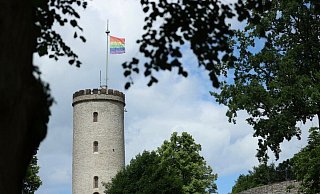 Sie weht im Wind: Die Regenbogenfahne auf der Bielefelder Sparrenburg. - Sarah Jonek Sie weht im Wind: Die Regenbogenfahne auf der Bielefelder Sparrenburg. - Sarah Jonek