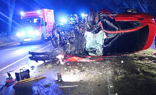 Der BMW wurde schwer beschädigt. - Polizei Minden-Lübbecke Der BMW wurde schwer beschädigt. - Polizei Minden-Lübbecke
