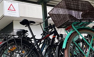 An den überdachten Fahrradstellplätze am Gymnasium mahnt seit Jahren ein Schild zur Wachsamkeit. - Nike Thöring An den überdachten Fahrradstellplätze am Gymnasium mahnt seit Jahren ein Schild zur Wachsamkeit. - Nike Thöring