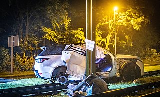 Bei dem Unfall in der Nacht zu Samstag ist der Land Rover stark beschädigt worden. - Mike-Dennis Müller / www.mdm.photo Bei dem Unfall in der Nacht zu Samstag ist der Land Rover stark beschädigt worden. - Mike-Dennis Müller / www.mdm.photo