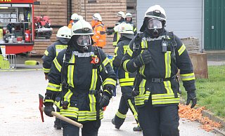 Immer einsatzbereit zum Wohle der Gemeinschaft: Das gilt für alle Feuerwehrleute - auch in Rheda-Wiedenbrück. Doch ein Streit zwischen den hauptamtlichen und freiwilligen Feuerwehrleuten überschattet derzeit die Feuerwehrarbeit in der Emsstadt. - Burkhard Battran Immer einsatzbereit zum Wohle der Gemeinschaft: Das gilt für alle Feuerwehrleute - auch in Rheda-Wiedenbrück. Doch ein Streit zwischen den hauptamtlichen und freiwilligen Feuerwehrleuten überschattet derzeit die Feuerwehrarbeit in der Emsstadt. - Burkhard Battran