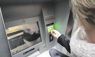 Der Kartenschacht einer Paderborner Bankfiliale war laut Polizei mit einem Lesegerät manipuliert. - Birger Berbüsse Der Kartenschacht einer Paderborner Bankfiliale war laut Polizei mit einem Lesegerät manipuliert. - Birger Berbüsse